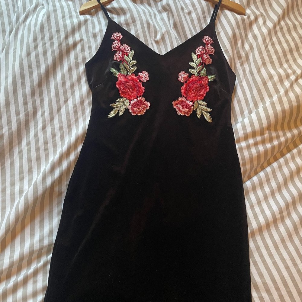 Velvet spaghetti strap dress with floral decoration